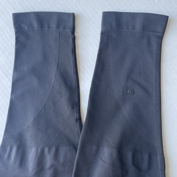 LULULEMON IN THE FLOW Sz 12 Black Crop Seamless Ribbed Textured Yoga Leggings - Picture 6 of 10